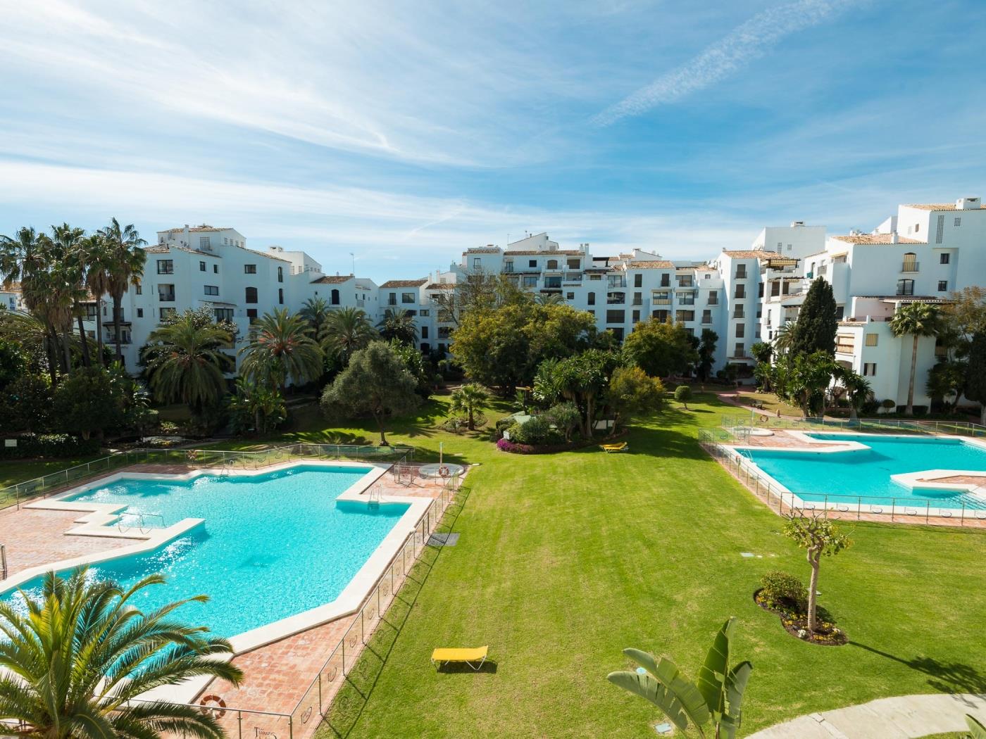 CONTEMPORARY CENTRAL APARTMENT, Puerto Banús, Imagen 1